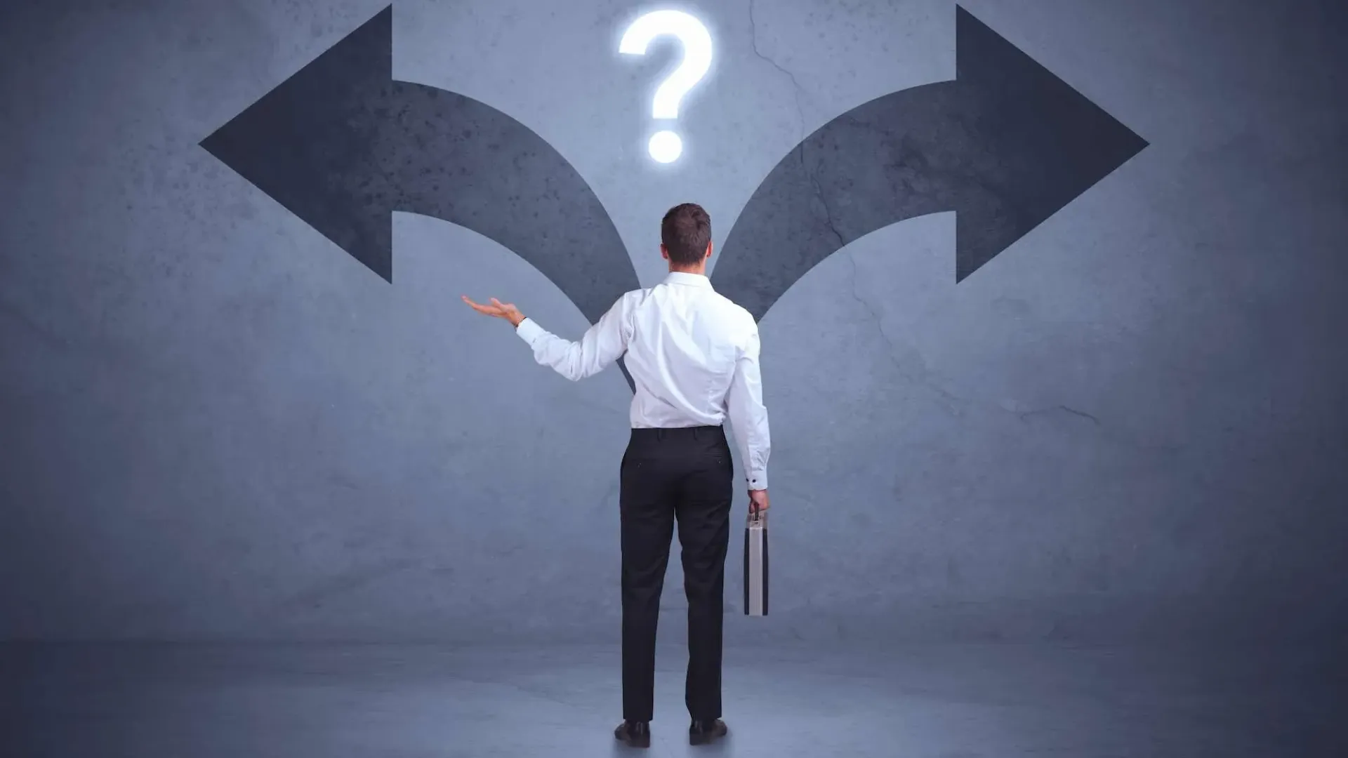 Professionista confuso tra scegliere un freelance o un'agenzia per un progetto web